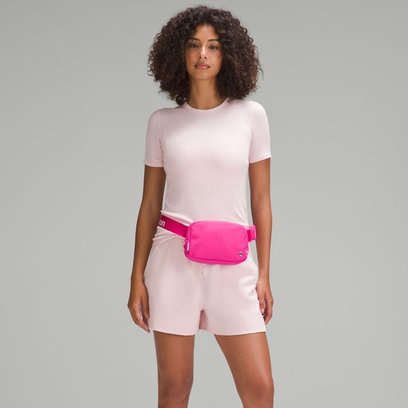 *SOLD* Lululemon Everywhere Belt Bag - Picture 5 of 6